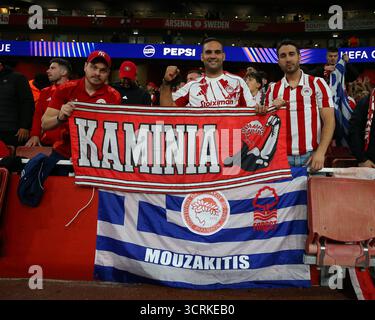 London, Großbritannien. Oktober 2025. London, England, 1. Oktober 2025: Olympiacos-Fans beim UEFA Champions League-Spiel zwischen Arsenal und Olympiacos im Emirates Stadium in London. (Foto von Jay Patel/Sports Press Photo/SPP) Credit: SPP Sport Press Photo. /Alamy Live News Stockfoto