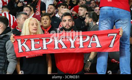London, Großbritannien. Oktober 2025. London, England, 1. Oktober 2025: Olympiacos-Fans beim UEFA Champions League-Spiel zwischen Arsenal und Olympiacos im Emirates Stadium in London. (Foto von Jay Patel/Sports Press Photo/SPP) Credit: SPP Sport Press Photo. /Alamy Live News Stockfoto