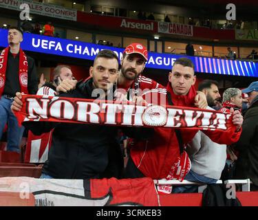 London, Großbritannien. Oktober 2025. London, England, 1. Oktober 2025: Olympiacos-Fans beim UEFA Champions League-Spiel zwischen Arsenal und Olympiacos im Emirates Stadium in London. (Foto von Jay Patel/Sports Press Photo/SPP) Credit: SPP Sport Press Photo. /Alamy Live News Stockfoto