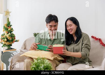 Weihnachtsfeiertage bringen glückliches Paar, das Liebe und Freude teilt, warme Winterfeier mit festlichen Feierlichkeiten Stockfoto