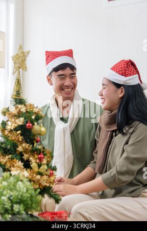 Weihnachten fröhliches Paar zeigt Liebe und fröhliche Winterstimmung zu Hause und feiert weihnachten Stockfoto