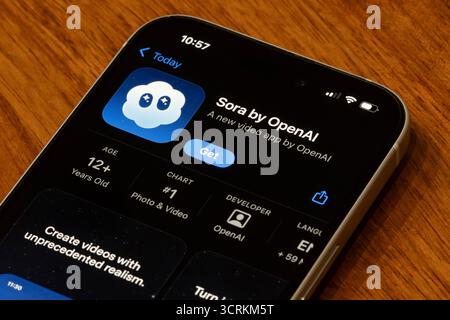 Die neue Sora App ist im App Store auf einem iPhone zu sehen. OpenAI führt Sora 2, das neueste Videoperstellungsmodell, sowie eine Social-Media-App ein. Stockfoto