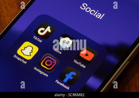 Verschiedene soziale Apps, darunter TikTok, Sora, YouTube, Snapchat, Instagram und Facebook werden auf dem Bildschirm eines iPhones angezeigt. Stockfoto