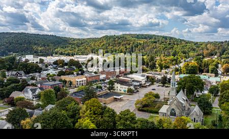 Greene, NY, USA - 14. September 2025 - Luftfahrt am Nachmittag durch die Gegend um das Dorf Greene, Chenango County, NY. Stockfoto