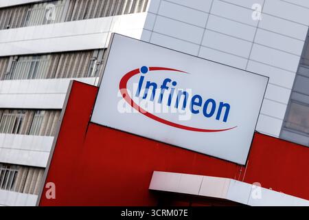 Regensburg, Deutschland. Oktober 2025. Der Infineon-Schriftzug und das Logo sind am 1. Oktober 2025 auf einem Schild am Firmensitz in Regensburg (Bayern) zu sehen. Die Infineon Technologies AG ist der größte deutsche Halbleiterhersteller. (Symbolbild, Symbolfoto, Illustration, symbolisches Foto, illustratives Foto, Themenbild, allgemeines Bild, Themenfoto) Credit: Matthias Balk/dpa/Alamy Live News Stockfoto