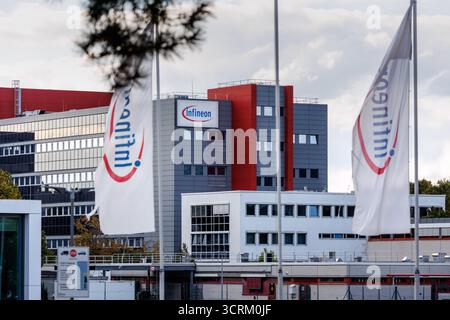 Regensburg, Deutschland. Oktober 2025. Der Infineon-Schriftzug und das Logo sind am 1. Oktober 2025 auf einem Schild am Firmensitz in Regensburg (Bayern) zu sehen. Die Infineon Technologies AG ist der größte deutsche Halbleiterhersteller. (Symbolbild, Symbolfoto, Illustration, symbolisches Foto, illustratives Foto, Themenbild, allgemeines Bild, Themenfoto) Credit: Matthias Balk/dpa/Alamy Live News Stockfoto