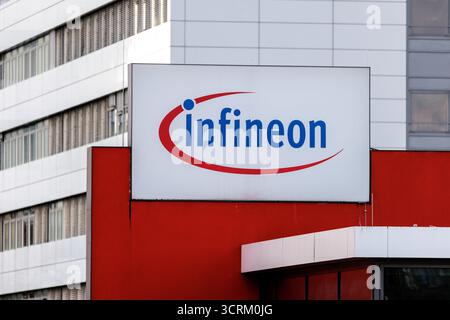 Regensburg, Deutschland. Oktober 2025. Der Infineon-Schriftzug und das Logo sind am 1. Oktober 2025 auf einem Schild am Firmensitz in Regensburg (Bayern) zu sehen. Die Infineon Technologies AG ist der größte deutsche Halbleiterhersteller. (Symbolbild, Symbolfoto, Illustration, symbolisches Foto, illustratives Foto, Themenbild, allgemeines Bild, Themenfoto) Credit: Matthias Balk/dpa/Alamy Live News Stockfoto