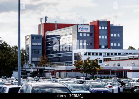 Regensburg, Deutschland. Oktober 2025. Der Infineon-Schriftzug und das Logo sind am 1. Oktober 2025 auf einem Schild am Firmensitz in Regensburg (Bayern) zu sehen. Die Infineon Technologies AG ist der größte deutsche Halbleiterhersteller. (Symbolbild, Symbolfoto, Illustration, symbolisches Foto, illustratives Foto, Themenbild, allgemeines Bild, Themenfoto) (Autokennzeichen gepixelt von einem Fahrzeug) Credit: Matthias Balk/dpa/Alamy Live News Stockfoto