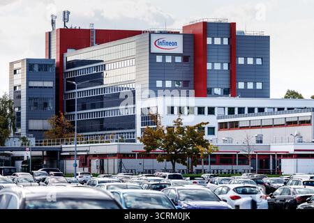 Regensburg, Deutschland. Oktober 2025. Der Infineon-Schriftzug und das Logo sind am 1. Oktober 2025 auf einem Schild am Firmensitz in Regensburg (Bayern) zu sehen. Die Infineon Technologies AG ist der größte deutsche Halbleiterhersteller. (Symbolbild, Symbolfoto, Illustration, symbolisches Foto, illustratives Foto, Themenbild, allgemeines Bild, Themenfoto) (Autokennzeichen gepixelt von einem Fahrzeug) Credit: Matthias Balk/dpa/Alamy Live News Stockfoto