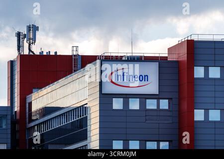 Regensburg, Deutschland. Oktober 2025. Der Infineon-Schriftzug und das Logo sind am 1. Oktober 2025 auf einem Schild am Firmensitz in Regensburg (Bayern) zu sehen. Die Infineon Technologies AG ist der größte deutsche Halbleiterhersteller. (Symbolbild, Symbolfoto, Illustration, symbolisches Foto, illustratives Foto, Themenbild, allgemeines Bild, Themenfoto) Credit: Matthias Balk/dpa/Alamy Live News Stockfoto
