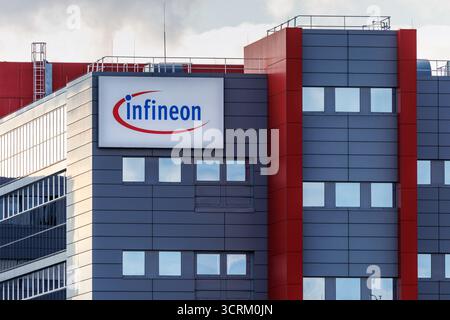 Regensburg, Deutschland. Oktober 2025. Der Infineon-Schriftzug und das Logo sind am 1. Oktober 2025 auf einem Schild am Firmensitz in Regensburg (Bayern) zu sehen. Die Infineon Technologies AG ist der größte deutsche Halbleiterhersteller. (Symbolbild, Symbolfoto, Illustration, symbolisches Foto, illustratives Foto, Themenbild, allgemeines Bild, Themenfoto) Credit: Matthias Balk/dpa/Alamy Live News Stockfoto
