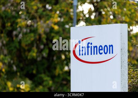 Regensburg, Deutschland. Oktober 2025. Der Infineon-Schriftzug und das Logo sind am 1. Oktober 2025 auf einem Schild am Firmensitz in Regensburg (Bayern) zu sehen. Die Infineon Technologies AG ist der größte deutsche Halbleiterhersteller. (Symbolbild, Symbolfoto, Illustration, symbolisches Foto, illustratives Foto, Themenbild, allgemeines Bild, Themenfoto) Credit: Matthias Balk/dpa/Alamy Live News Stockfoto