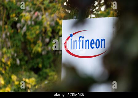 Regensburg, Deutschland. Oktober 2025. Der Infineon-Schriftzug und das Logo sind am 1. Oktober 2025 auf einem Schild am Firmensitz in Regensburg (Bayern) zu sehen. Die Infineon Technologies AG ist der größte deutsche Halbleiterhersteller. (Symbolbild, Symbolfoto, Illustration, symbolisches Foto, illustratives Foto, Themenbild, allgemeines Bild, Themenfoto) Credit: Matthias Balk/dpa/Alamy Live News Stockfoto