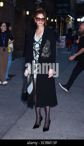New York City, Usa. Oktober 2025. Julia Roberts bei der Late Show mit Stephen Colbert am 1. Oktober 2025 in New York City, NY, USA. Foto: MM/ABACAPRESS.COM Credit: Abaca Press/Alamy Live News Stockfoto
