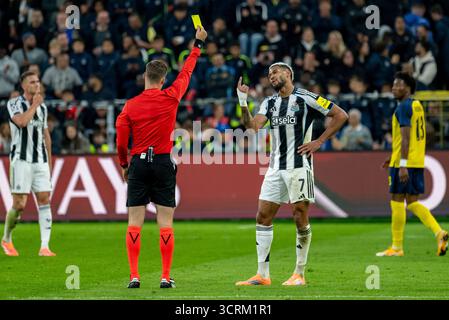 Brüssel, Belgien Oktober 2025. Der Schiedsrichter Urs Schnyder (SUI) zeigt Joelinton von Newcastle United während des MD2-Spiels der UEFA Champions League 2025/26 zwischen Union SG und Newcastle im RSC Anderlecht Stadium in Brüssel, Belgien am 1. Oktober 2025 eine gelbe Karte (Foto: Andrew SURMA/ Credit: SIPA USA/Alamy Live News) Stockfoto