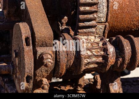 Nahaufnahme stark verrosteter Industriegetriebe, die den Zerfall und die Auswirkungen der Zeit auf Maschinen veranschaulichen Funchal Madeira Stockfoto