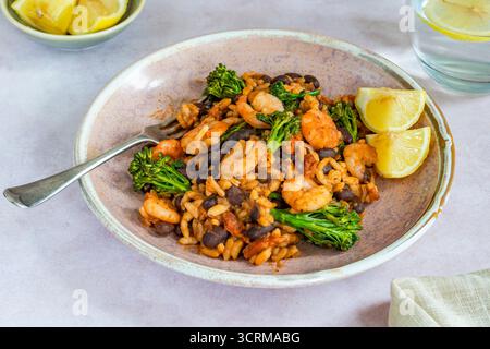 Chorizo- und Garnelenreis mit Brokkoli Stockfoto