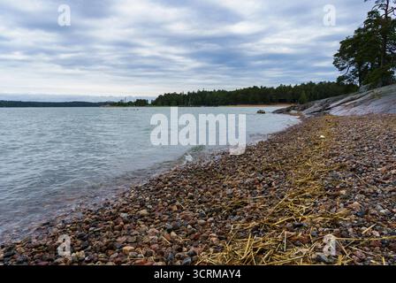 Kieselstrand, Blick auf die Küste von Ruissalo in Turku, Finnland Stockfoto