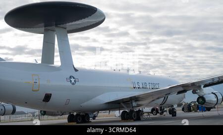 Ein E-3 Sentry Airborne Warn- und Kontrollsystem, das der 962. Airborne Air Control Squadron zugewiesen ist, wird während der Übung Northern Ed gewartet Stockfoto