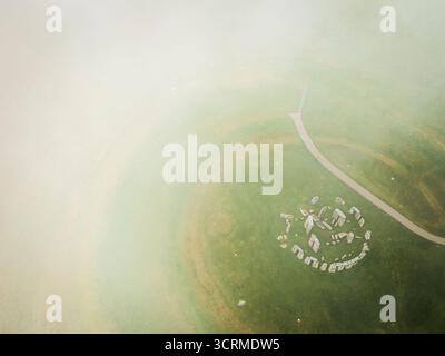 Aus der Vogelperspektive der antiken Steine von Stonehenge erheben sich die nebelige, grüne Landschaft, ein zeitloses Denkmal, das von ätherischer Schönheit umgeben ist, Salisbury, EN Stockfoto