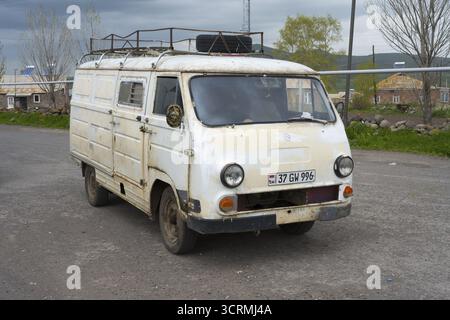 Ein alter weißer Van, der am Straßenrand in einem ländlichen Gebiet geparkt wurde, Rostdekor sichtbar, Van, JerAZ-762 oder ErAZ-762, Armenien Stockfoto