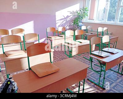 Leeres Klassenzimmer mit Schreibtischen und Stühlen im Schulraum Stockfoto
