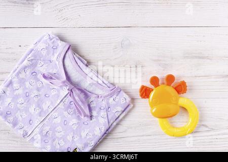 Neugeborene-Babyzubehör auf weißem Holzhintergrund Stockfoto