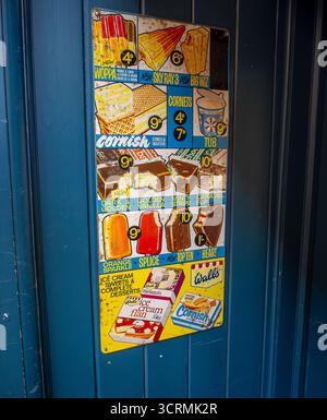Im Grimsby Heritage Centre gibt es ein altes Werbeschild über Eiscreme und Lollies. Stockfoto
