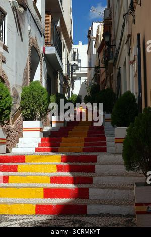 Spanische Flagge Treppe in der Altstadt von Calpe Stockfoto