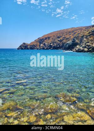 Die Küste der Insel Sifnos, vertikale Sicht. Vertikaler Panoramablick auf die felsige Küste und das kristallklare türkisfarbene Wasser von Sifnos Island, GRE Stockfoto