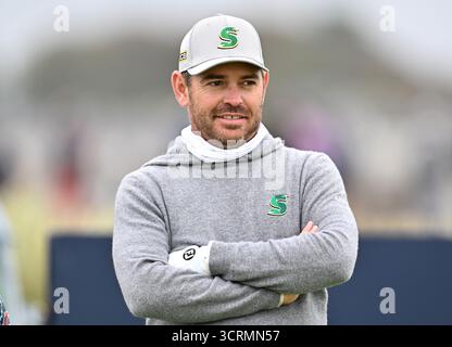 Louis Oosthuizen das zweite Abschlag während des ersten Tages der Alfred Dunhill Links Championship 2025 auf dem Carnoustie Golf Links Course, Angus. Bilddatum: Donnerstag, 2. Oktober 2025. Stockfoto