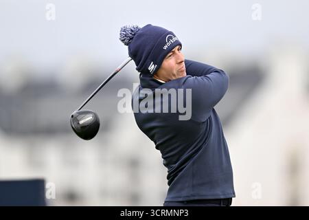 Matt Fitzpatrick schlägt den zweiten Tag der Alfred Dunhill Links Championship 2025 auf dem Carnoustie Golf Links Course in Angus ab. Bilddatum: Donnerstag, 2. Oktober 2025. Stockfoto