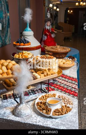 Tisch mit Nüssen, Früchten und Baklava im kulturellen Stil. Fängt den Geist der Gastfreundschaft ein – perfekt für Marken, Festivals und kulturelle Veranstaltungen. Stockfoto