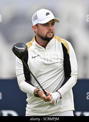 Alex Fitzpatrick am zweiten Abschlag während des ersten Tages der Alfred Dunhill Links Championship 2025 auf dem Carnoustie Golf Links Course, Angus. Bilddatum: Donnerstag, 2. Oktober 2025. Stockfoto