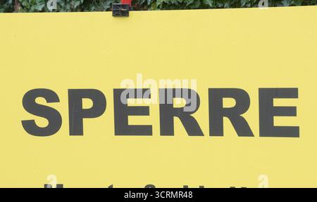 Barriere auf der Straße oder Straßensperre zum Anhalten von Verkehrsbarriere auf der Straße oder Straßensperre Stockfoto
