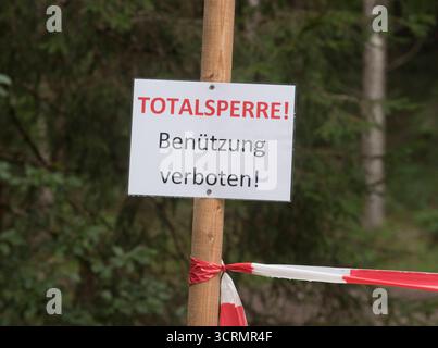 Barriere auf der Straße oder Straßensperre zum Anhalten von Verkehrsbarriere auf der Straße oder Straßensperre Stockfoto