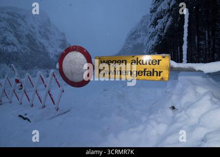 Barriere auf der Straße oder Straßensperre zum Anhalten von Verkehrsbarriere auf der Straße oder Straßensperre Stockfoto