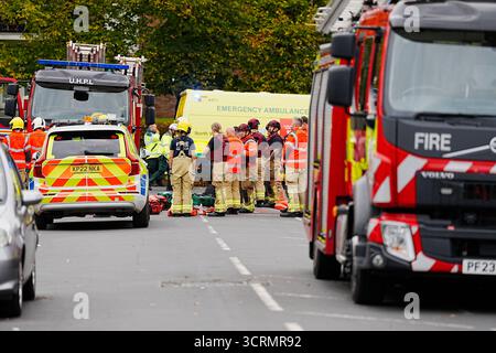 Rettungsdienste am Ort eines Vorfalls in der Heaton Park Hebrew Congregation Synagoge in Crumpsall, Manchester, wo die Polizei einen Verdächtigen erschossen hat, nachdem mehrere Menschen erstochen und ein Auto auf Mitglieder der Öffentlichkeit gefahren wurde. Bilddatum: Donnerstag, 2. Oktober 2025. Stockfoto