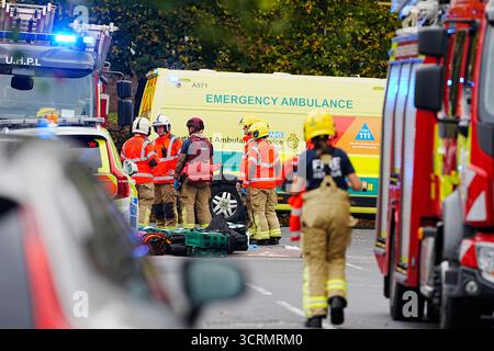 Rettungsdienste am Ort eines Vorfalls in der Heaton Park Hebrew Congregation Synagoge in Crumpsall, Manchester, wo die Polizei einen Verdächtigen erschossen hat, nachdem mehrere Menschen erstochen und ein Auto auf Mitglieder der Öffentlichkeit gefahren wurde. Bilddatum: Donnerstag, 2. Oktober 2025. Stockfoto