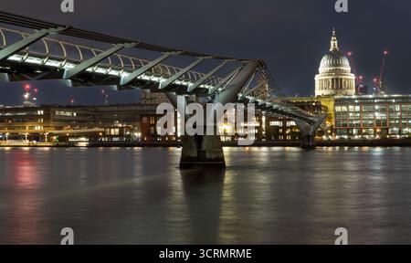 Millennium Bridge über die Themse St. Paul's Cathedral London Night Stockfoto