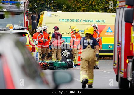Rettungsdienste am Ort eines Vorfalls in der Heaton Park Hebrew Congregation Synagoge in Crumpsall, Manchester, wo die Polizei einen Verdächtigen erschossen hat, nachdem mehrere Menschen erstochen und ein Auto auf Mitglieder der Öffentlichkeit gefahren wurde. Bilddatum: Donnerstag, 2. Oktober 2025. Stockfoto