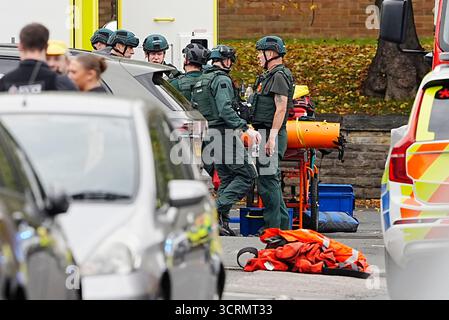 Rettungsdienste am Ort eines Vorfalls in der Heaton Park Hebrew Congregation Synagoge in Crumpsall, Manchester, wo die Polizei einen Verdächtigen erschossen hat, nachdem mehrere Menschen erstochen und ein Auto auf Mitglieder der Öffentlichkeit gefahren wurde. Bilddatum: Donnerstag, 2. Oktober 2025. Stockfoto