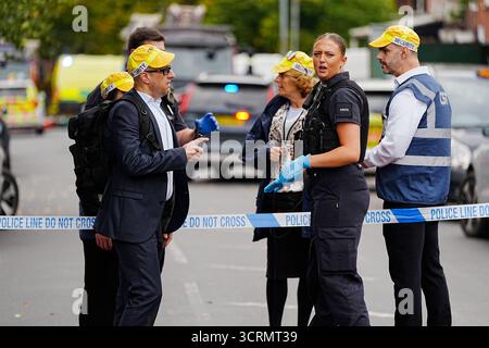 Rettungsdienste am Ort eines Vorfalls in der Heaton Park Hebrew Congregation Synagoge in Crumpsall, Manchester, wo die Polizei einen Verdächtigen erschossen hat, nachdem mehrere Menschen erstochen und ein Auto auf Mitglieder der Öffentlichkeit gefahren wurde. Bilddatum: Donnerstag, 2. Oktober 2025. Stockfoto