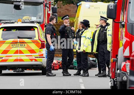 Rettungsdienste am Ort eines Vorfalls in der Heaton Park Hebrew Congregation Synagoge in Crumpsall, Manchester, wo die Polizei einen Verdächtigen erschossen hat, nachdem mehrere Menschen erstochen und ein Auto auf Mitglieder der Öffentlichkeit gefahren wurde. Bilddatum: Donnerstag, 2. Oktober 2025. Stockfoto