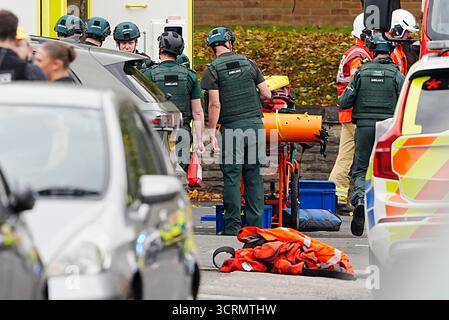 Rettungsdienste am Ort eines Vorfalls in der Heaton Park Hebrew Congregation Synagoge in Crumpsall, Manchester, wo die Polizei einen Verdächtigen erschossen hat, nachdem mehrere Menschen erstochen und ein Auto auf Mitglieder der Öffentlichkeit gefahren wurde. Bilddatum: Donnerstag, 2. Oktober 2025. Stockfoto