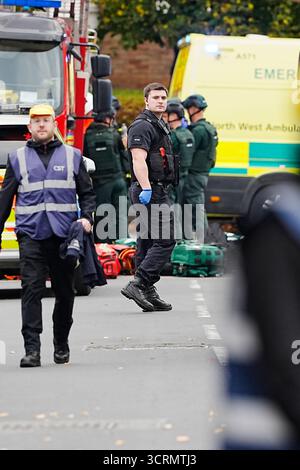 Rettungsdienste am Ort eines Vorfalls in der Heaton Park Hebrew Congregation Synagoge in Crumpsall, Manchester, wo die Polizei einen Verdächtigen erschossen hat, nachdem mehrere Menschen erstochen und ein Auto auf Mitglieder der Öffentlichkeit gefahren wurde. Bilddatum: Donnerstag, 2. Oktober 2025. Stockfoto