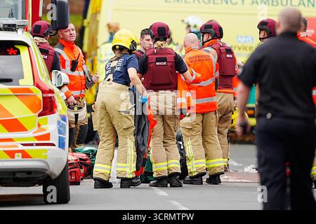 Rettungsdienste am Ort eines Vorfalls in der Heaton Park Hebrew Congregation Synagoge in Crumpsall, Manchester, wo die Polizei einen Verdächtigen erschossen hat, nachdem mehrere Menschen erstochen und ein Auto auf Mitglieder der Öffentlichkeit gefahren wurde. Bilddatum: Donnerstag, 2. Oktober 2025. Stockfoto