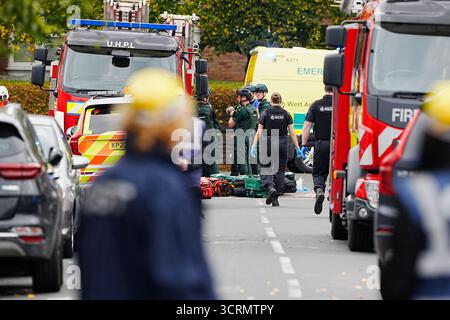 Rettungsdienste am Ort eines Vorfalls in der Heaton Park Hebrew Congregation Synagoge in Crumpsall, Manchester, wo die Polizei einen Verdächtigen erschossen hat, nachdem mehrere Menschen erstochen und ein Auto auf Mitglieder der Öffentlichkeit gefahren wurde. Bilddatum: Donnerstag, 2. Oktober 2025. Stockfoto