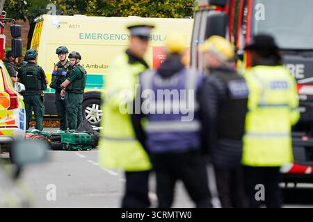 Rettungsdienste am Ort eines Vorfalls in der Heaton Park Hebrew Congregation Synagoge in Crumpsall, Manchester, wo die Polizei einen Verdächtigen erschossen hat, nachdem mehrere Menschen erstochen und ein Auto auf Mitglieder der Öffentlichkeit gefahren wurde. Bilddatum: Donnerstag, 2. Oktober 2025. Stockfoto