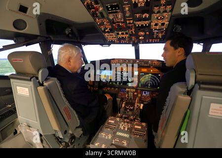 Krakau. Krakau. Polen. Im Cockpit des Flugsimulators Boeing 737-8200 „Gamechanger“ in Krakau befindet sich das neue Ryanair-Piloten-Trainingszentrum. Eine vollständige Bewegung, Stockfoto